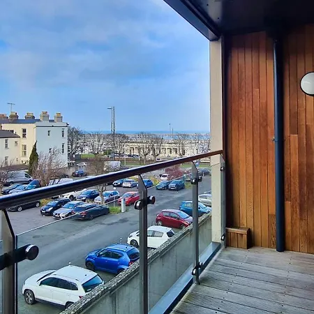 Large Bright By Dun Laoghaire Harbour 都柏林