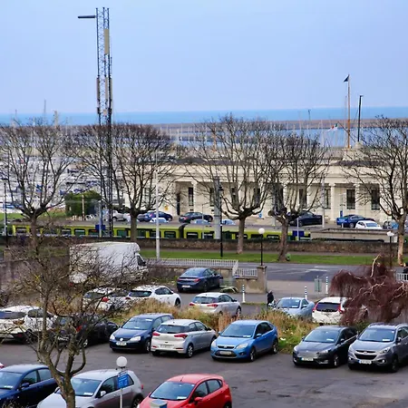 Large Bright By Dun Laoghaire Harbour Apartamento *